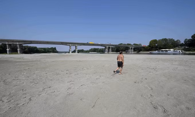 Tàu đắm dưới đáy sông phát lộ do hạn hán kỷ lục