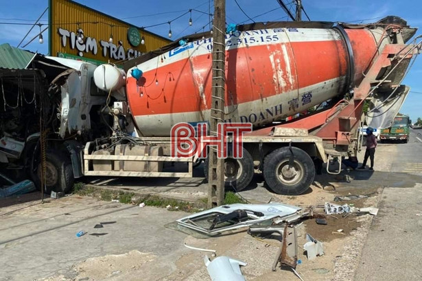 Xe bồn mất lái lao vào tiệm trà chanh ở huyện Kỳ Anh