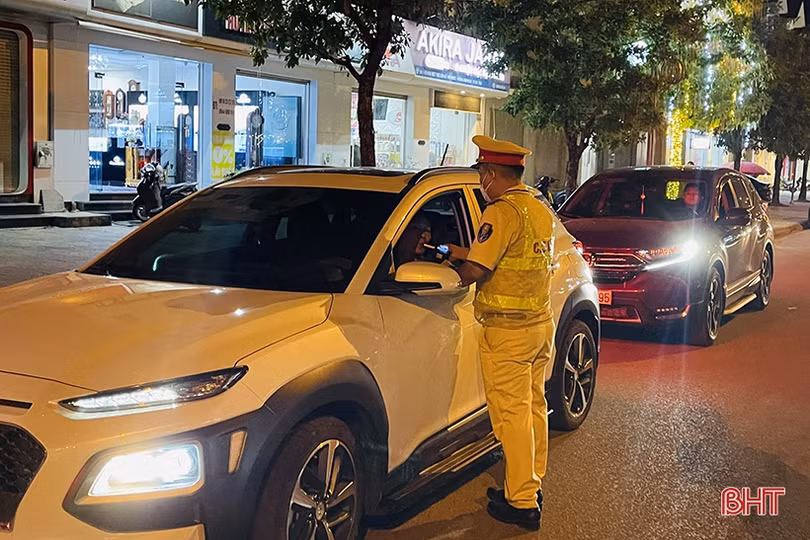 Công an Hà Tĩnh xử lý nghiêm lái xe vi phạm nồng độ cồn