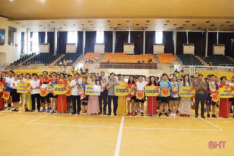 16 đội thi đấu tham gia Giải Bóng chuyền Khối Kinh tế - Kỹ thuật Hà Tĩnh năm 2022