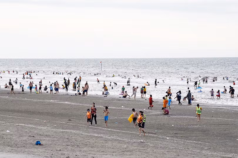 Biển Lộc Hà đón gần 5.000 lượt du khách mỗi ngày