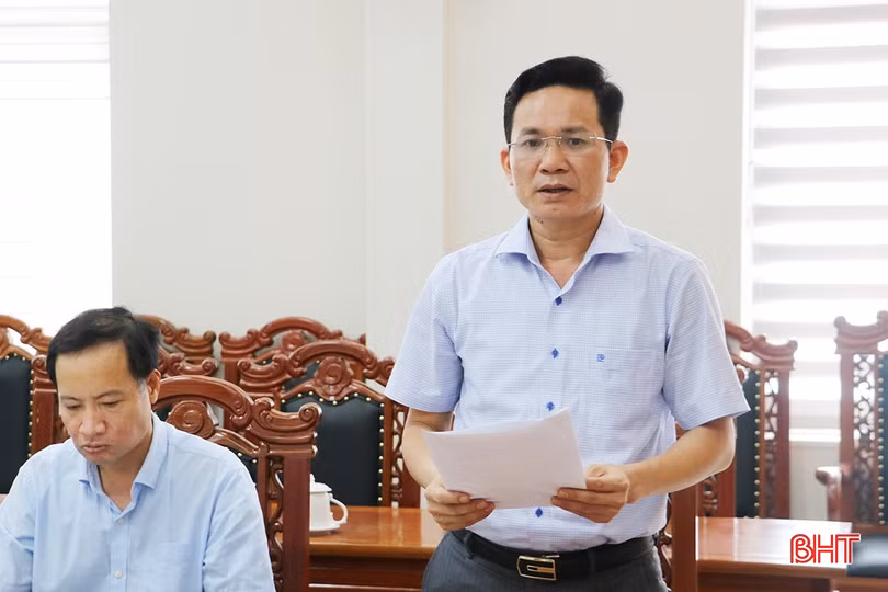 Phó Bí thư Thường trực Huyện ủy Nghi Xuân Nguyễn Trọng Vân báo cáo kế hoạch tổ chức vận hành thử nghiệm tại các xã mới