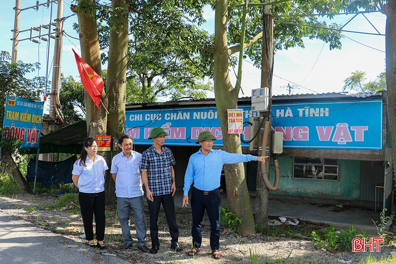 Lãnh đạo Sở NN&MT Hà Tĩnh cùng các ngành liên quan kiểm tra hiện trường trạm kiểm dịch. bqbht_br_anh-333.jpg