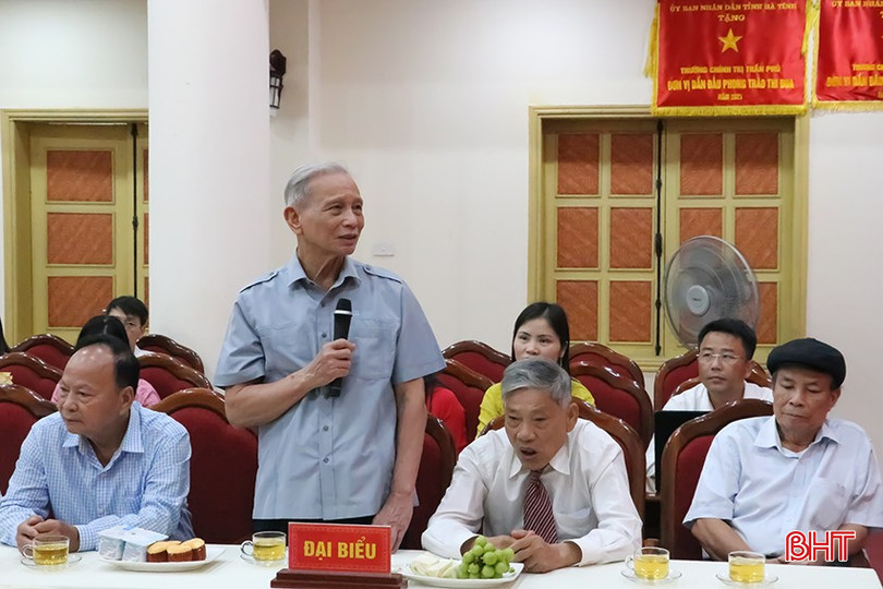 Đồng chí Đặng Duy Báu - nguyên Bí thư Tỉnh uỷ - Chủ tịch HĐND tỉnh, nguyên Hiệu trưởng nhà trường phát biểu tại buổi gặp mặt. bqbht_br_ong-bau.jpg