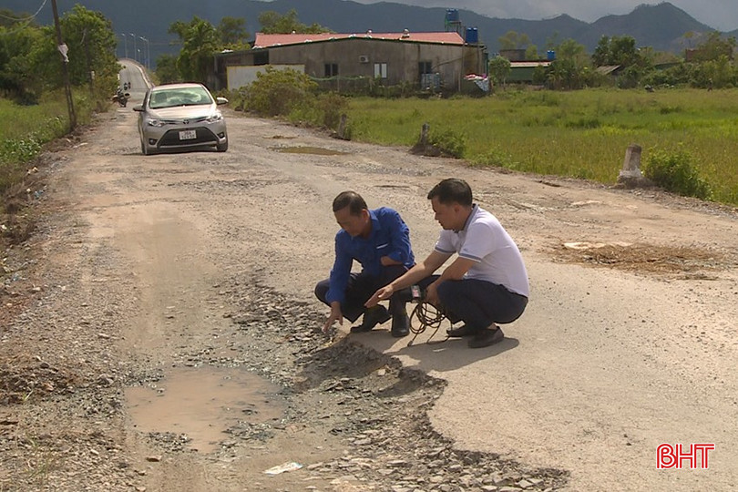 Người dân Toàn Lưu bức xúc vì hằng ngày phải di chuyển trên tuyến đường xuống cấp. bqbht_br_anh-duong-cong-toan-lii.jpg