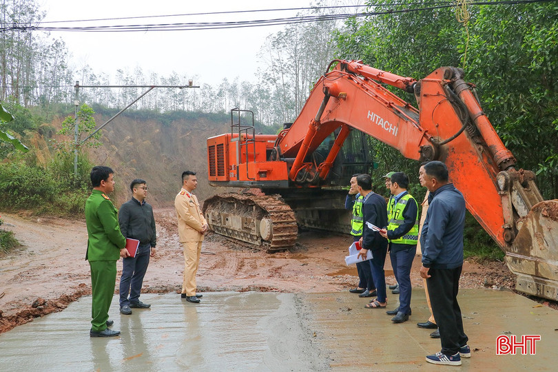 Lực lượng chức năng kiểm tra trực tiếp tại hiện trường.