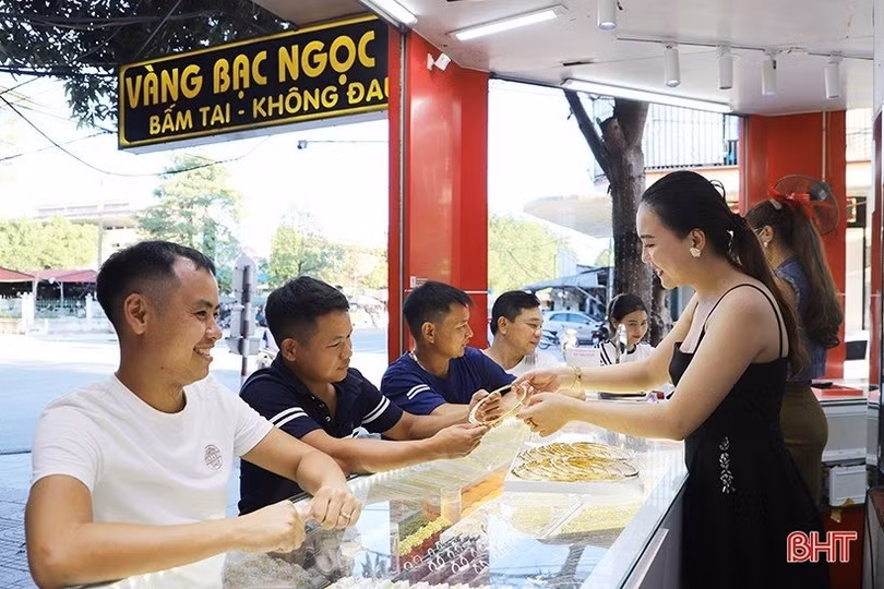 Giá vàng tăng cao nhất từ đầu năm, thị trường Hà Tĩnh sôi động cả chiều mua lẫn bán