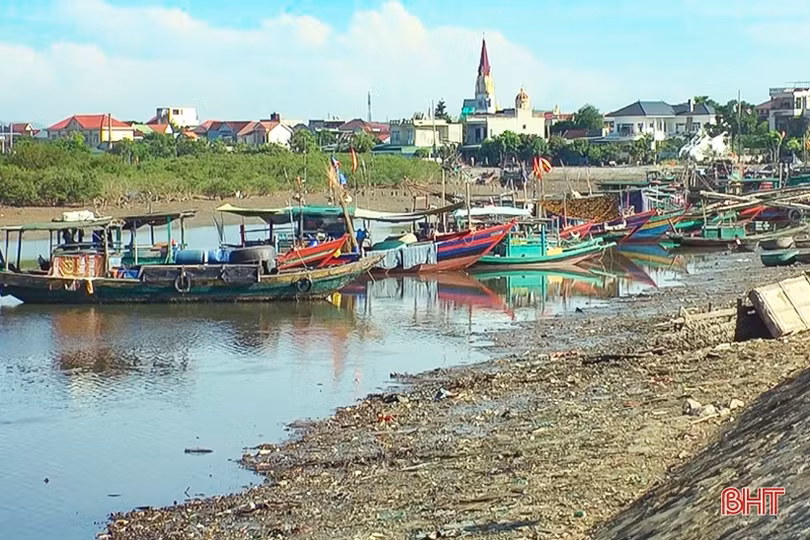 Luồng lạch ở Hà Tĩnh bồi lắng, ngư dân bất an mùa mưa bão