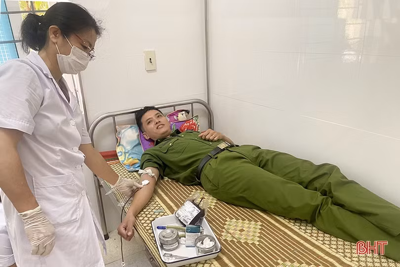 2 đại úy công an ở Hồng Lĩnh hiến máu cứu người