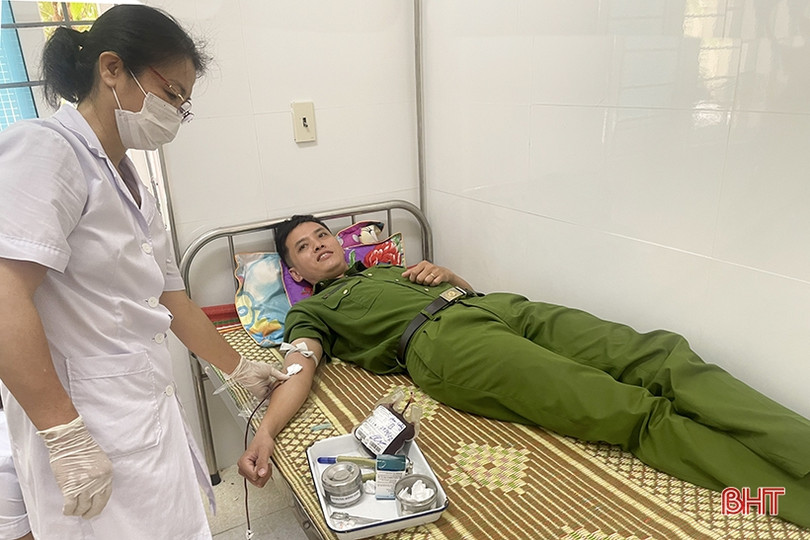 2 đại úy công an ở Hồng Lĩnh hiến máu cứu người