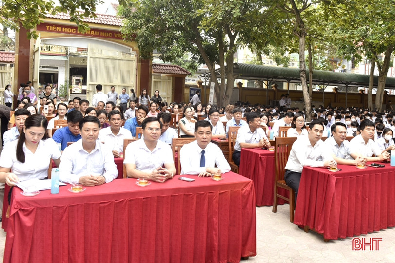 Thị xã Hồng Lĩnh tuyên dương học sinh đỗ đại học điểm cao