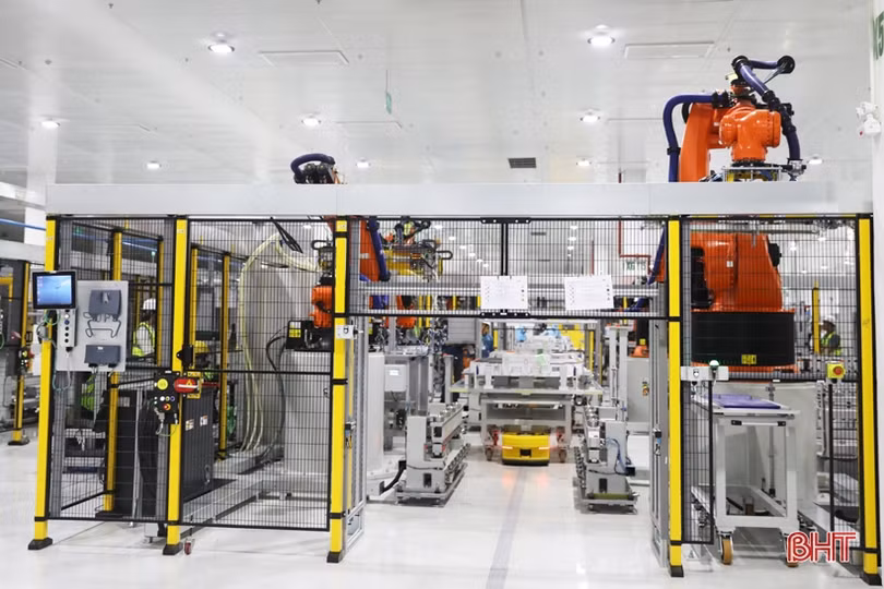 Lao động Nhà máy Pin VinES Hà Tĩnh phấn khởi khi đón những sản phẩm đầu tiên