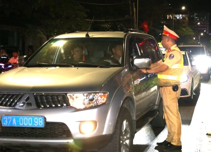 Tài xế xe biển xanh ở Nghệ An vi phạm nồng độ cồn 