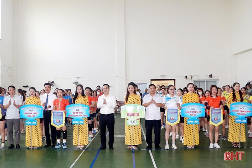 Sôi nổi giải bóng chuyền hơi nữ doanh nghiệp thị xã Hồng Lĩnh