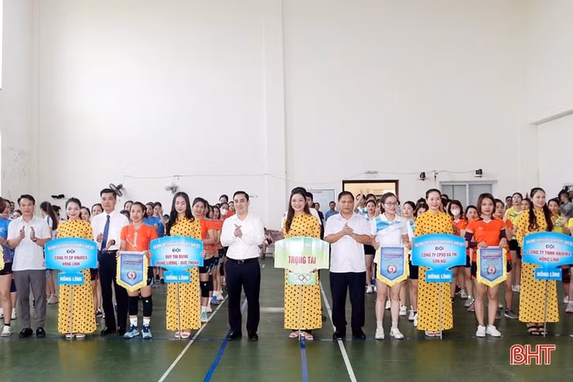 Sôi nổi giải bóng chuyền hơi nữ doanh nghiệp thị xã Hồng Lĩnh