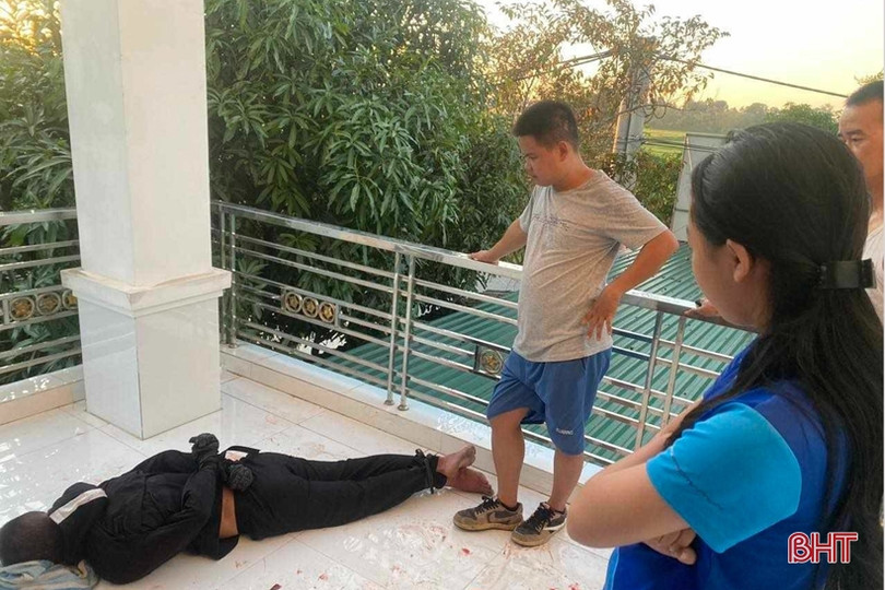 Bị đâm nhập viện cấp cứu sau khi phát hiện người lạ trong nhà