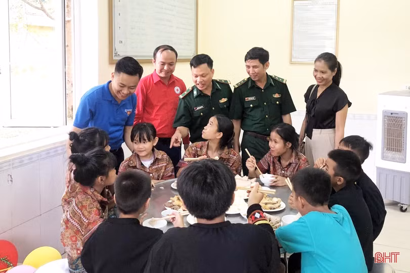 Vui tết Trung thu cùng trẻ em dân tộc Chứt 