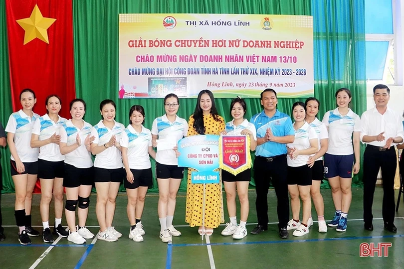Sôi nổi giải bóng chuyền hơi nữ doanh nghiệp thị xã Hồng Lĩnh