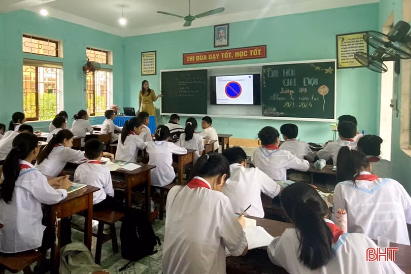 Linh hoạt các hình thức giáo dục pháp luật, an toàn giao thông cho học sinh