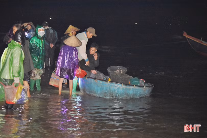 Luồng lạch ở Hà Tĩnh bồi lắng, ngư dân bất an mùa mưa bão