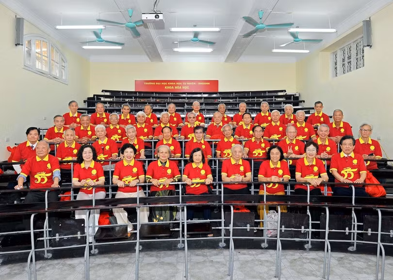 Các cụ U80 họp lớp sau 55 năm ra trường