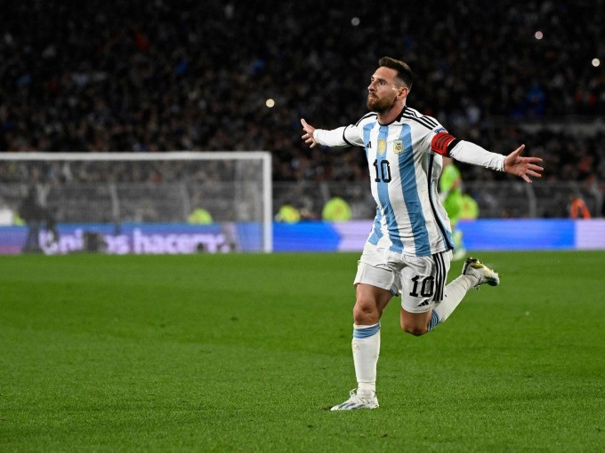 Messi: “Tôi là nhà vô địch thế giới duy nhất không được CLB chào đón”
