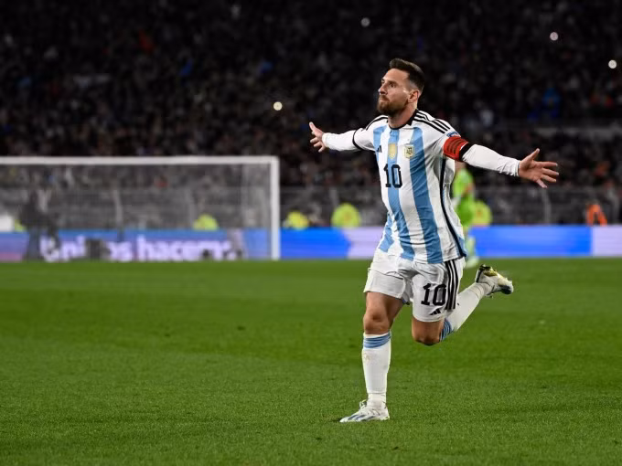Messi: “Tôi là nhà vô địch thế giới duy nhất không được CLB chào đón”