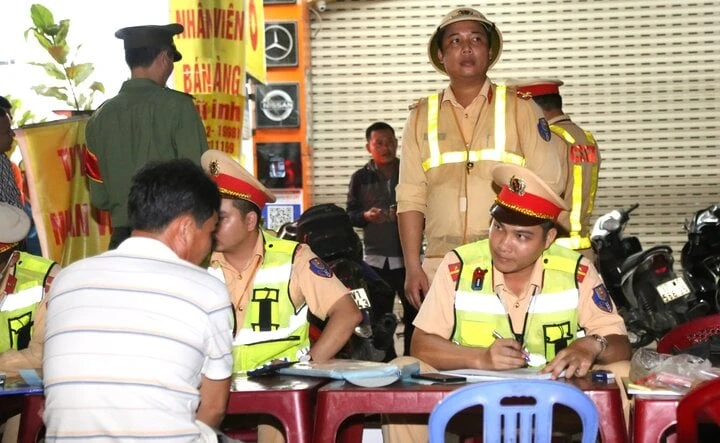 Tài xế xe biển xanh ở Nghệ An vi phạm nồng độ cồn 