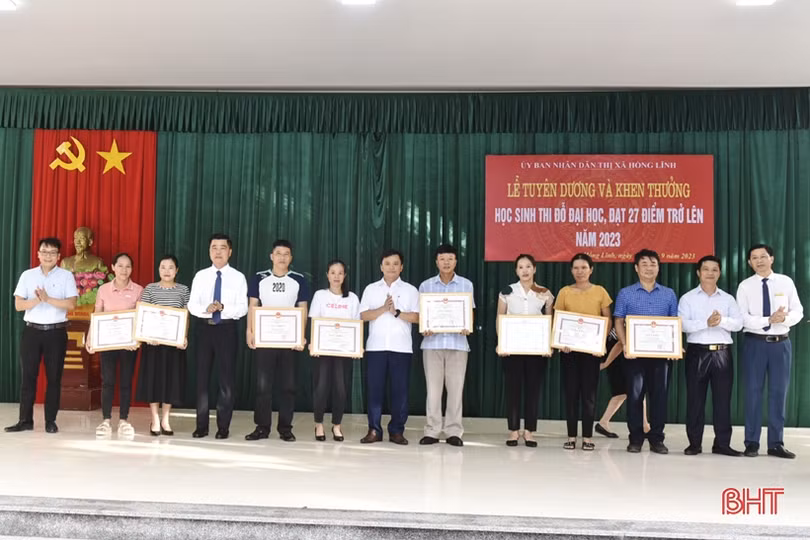 Thị xã Hồng Lĩnh tuyên dương học sinh đỗ đại học điểm cao