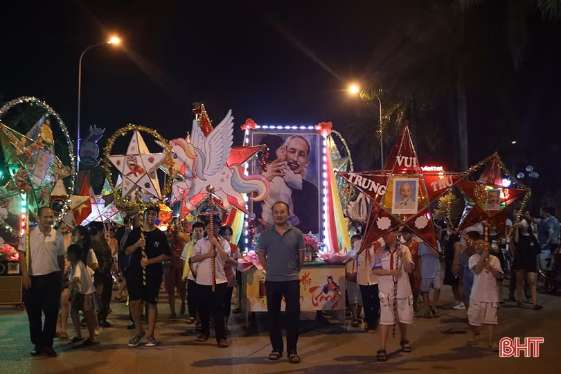 Tưng bừng lễ hội “Thành Sen rước đèn Trung thu”