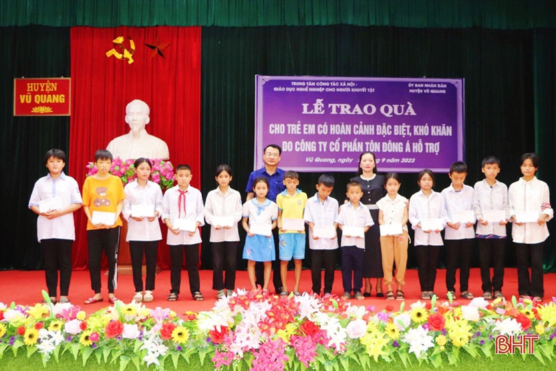 Trao 174 suất học bổng cho trẻ em đặc biệt khó khăn