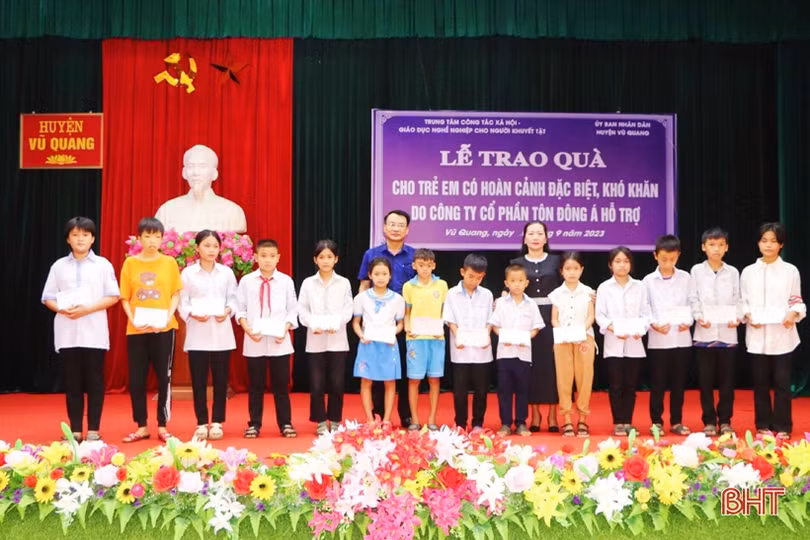 Trao 174 suất học bổng cho trẻ em đặc biệt khó khăn