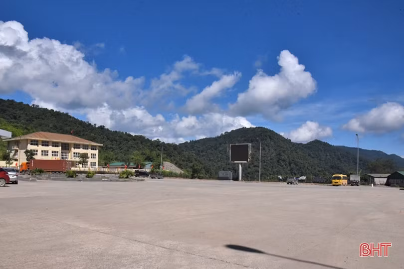 Hàng hóa, phương tiện qua Cửa khẩu Cầu Treo giảm mạnh