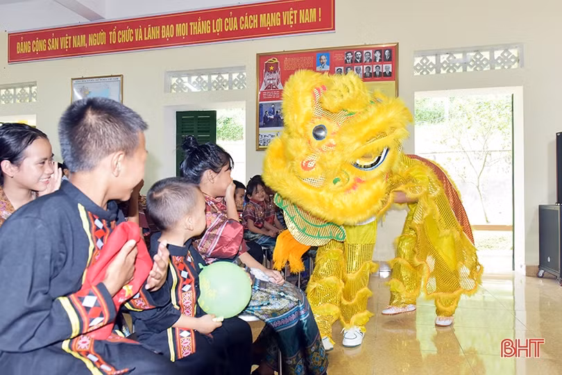 Vui tết Trung thu cùng trẻ em dân tộc Chứt 