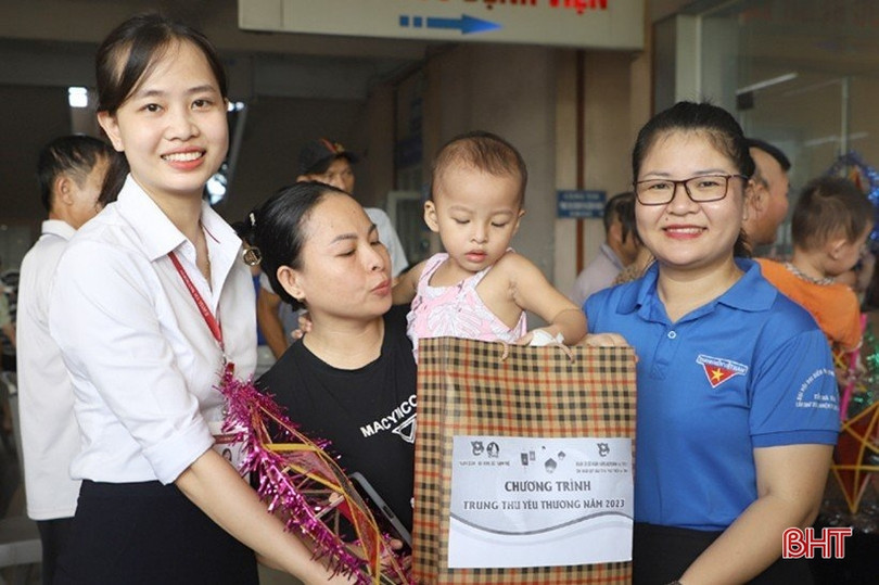 Tặng quà Trung thu cho trẻ em đang điều trị tại Bệnh viện Đa khoa TP Hà Tĩnh