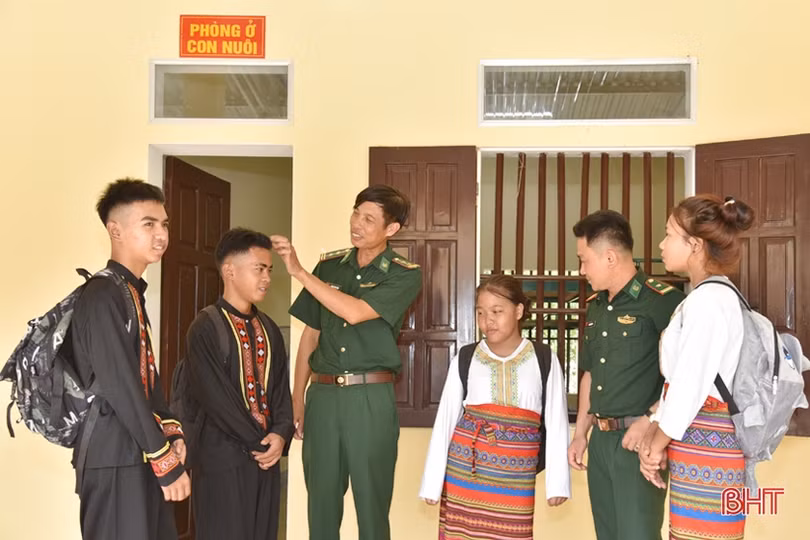 Chuyện những đứa con dân tộc Chứt của chiến sĩ biên phòng Bản Giàng