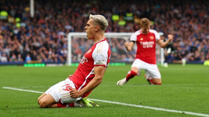 Arsenal trở lại top 4 Ngoại hạng Anh