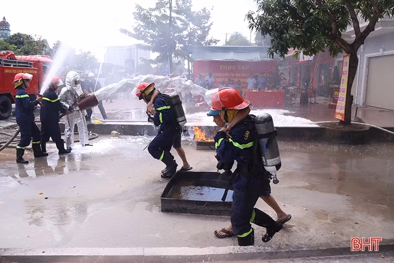 Thực tập phương án chữa cháy và cứu nạn, cứu hộ ở chợ Cày Thạch Hà