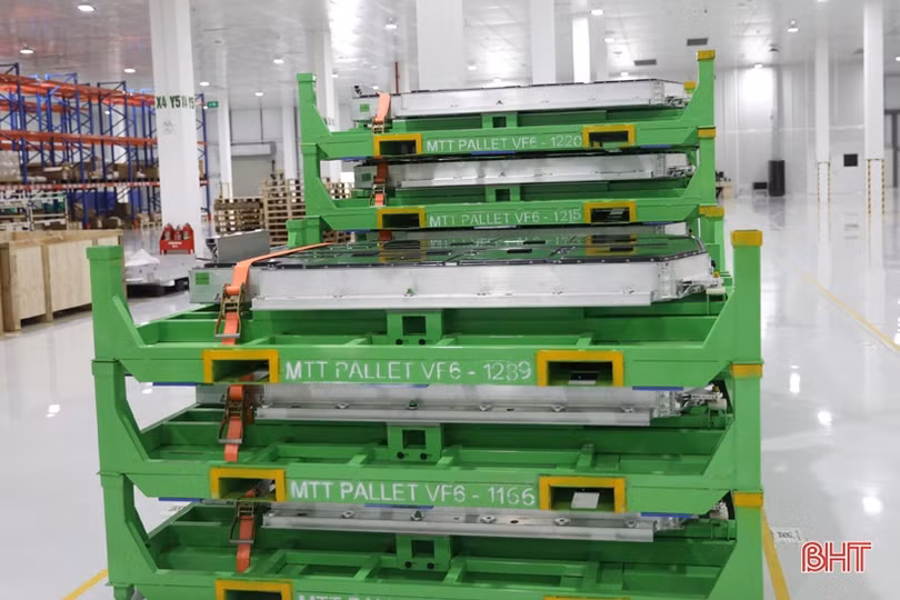 Lao động Nhà máy Pin VinES Hà Tĩnh phấn khởi khi đón những sản phẩm đầu tiên