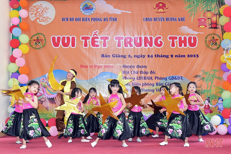 Vui tết Trung thu cùng trẻ em dân tộc Chứt 
