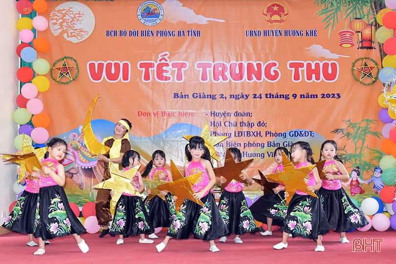 Vui tết Trung thu cùng trẻ em dân tộc Chứt 