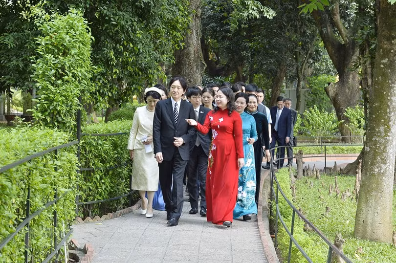 Hoàng Thái tử Nhật và Công nương thăm Khu di tích Chủ tịch Hồ Chí Minh