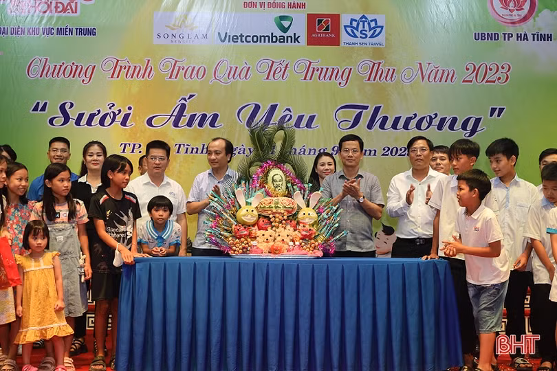 200 suất quà Trung thu đến với trẻ em gặp hoàn cảnh khó khăn ở TP Hà Tĩnh