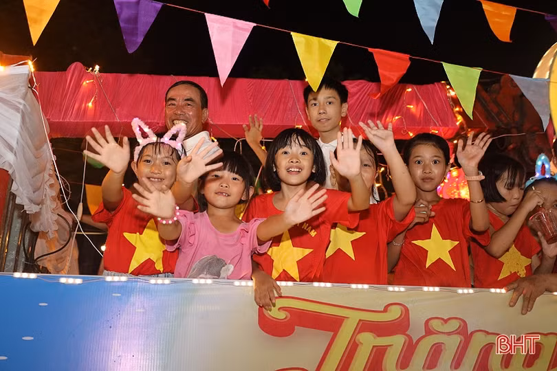 Tưng bừng lễ hội “Thành Sen rước đèn Trung thu”