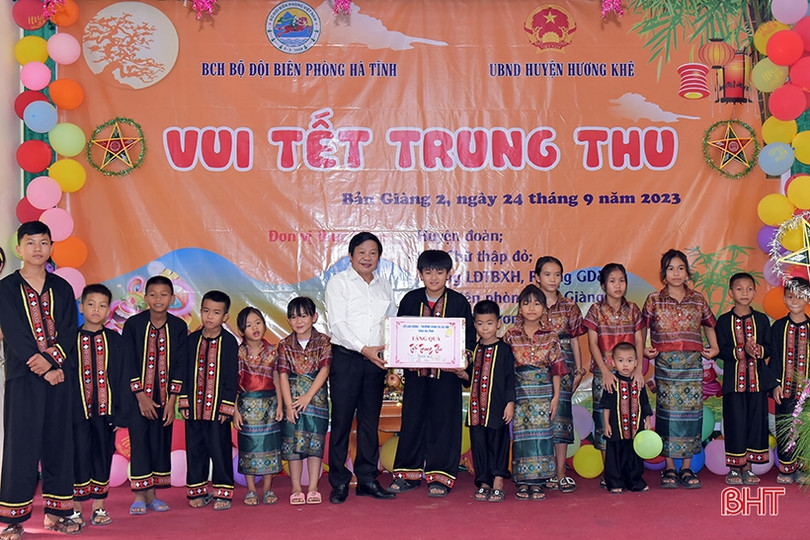 Vui tết Trung thu cùng trẻ em dân tộc Chứt 