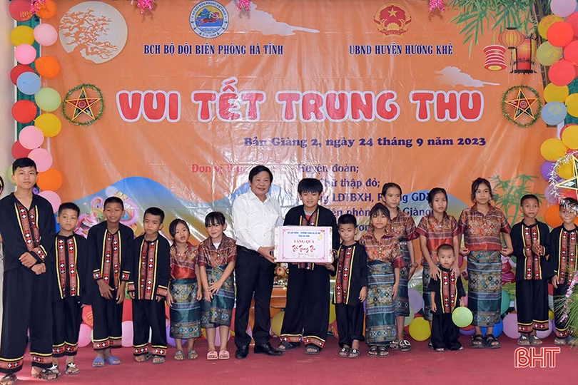 Vui tết Trung thu cùng trẻ em dân tộc Chứt 