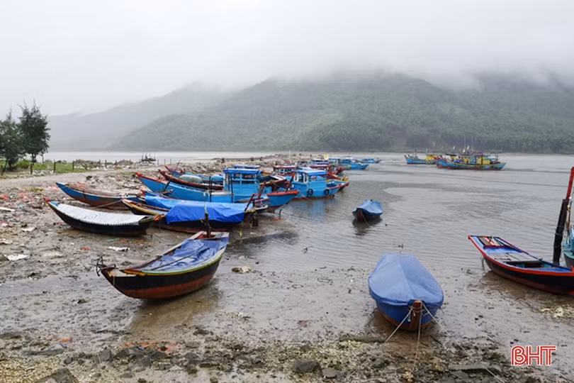 Luồng lạch ở Hà Tĩnh bồi lắng, ngư dân bất an mùa mưa bão