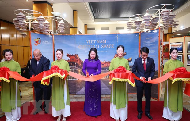 Kỷ niệm Quốc khánh và 30 năm thiết lập quan hệ Việt Nam-Nam Phi hình ảnh 2 Kỷ niệm 30 năm thiết lập quan hệ Việt Nam - Nam Phi