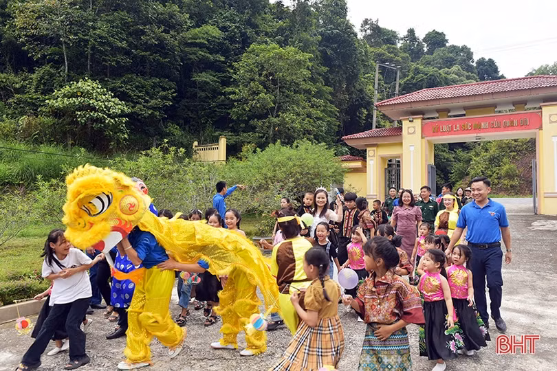 Vui tết Trung thu cùng trẻ em dân tộc Chứt 