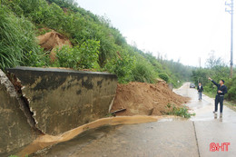 Tuyến đường quốc phòng ven biển qua Cẩm Trung liên tiếp sạt lở